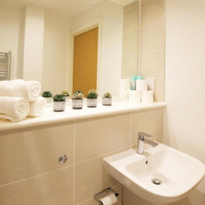 Cozy 1-Bed Escape Close to Arndale, Spinningfields, Old Trafford, Etihad & MediaCityUK, Sleeps 4, Netflix, Gym, Nespresso, Balcony, Perfect for Work, Leisure Long & Short Stays!